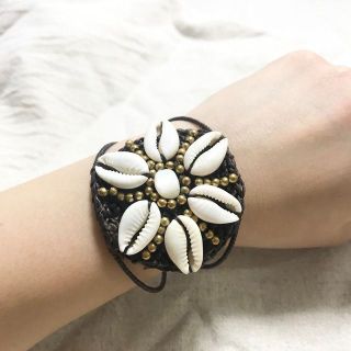 花柄 天然シェル 淡水パール 麦わらバングル ブレスレットエスニックアクセサリー(ブレスレット/バングル)