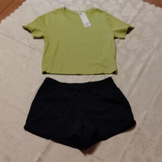 ユニクロ(UNIQLO)のジョギングパンツ＆ミニTシャツ(Tシャツ(半袖/袖なし))