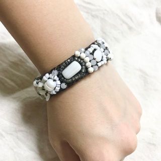 ホワイト 白 S 天然石バングル 麦わらブレスレット エスニックアクセサリー(ブレスレット/バングル)