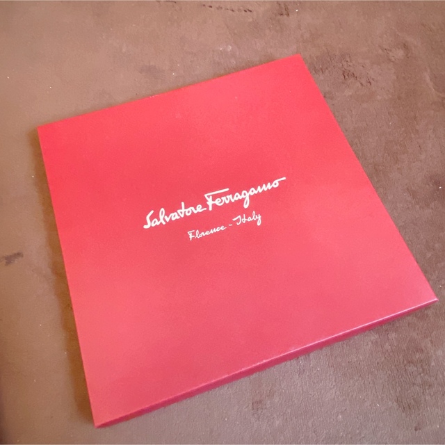 Salvatore Ferragamo(サルヴァトーレフェラガモ)の【フェラガモ】ハンカチ　新品未使用 レディースのファッション小物(ハンカチ)の商品写真