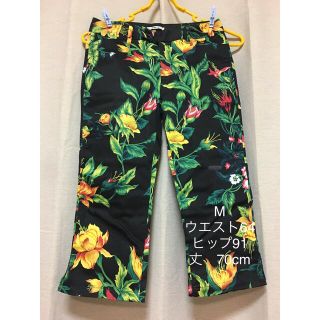 ビームス(BEAMS)の新品　パンツ　ボタニカルフラワー　サファリ　ハワイ　クロップドパンツ　黒　花柄(クロップドパンツ)