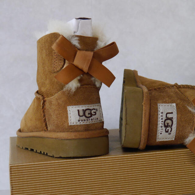 UGG(アグ)のUGG☆ミニベイリーボウ チェスナット キッズ/ベビー/マタニティのベビー靴/シューズ(~14cm)(ブーツ)の商品写真