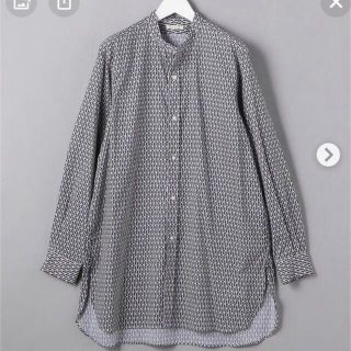 コモリ(COMOLI)のHEUGN ユーゲン PRINT ROB スタンドカラーシャツ(シャツ)