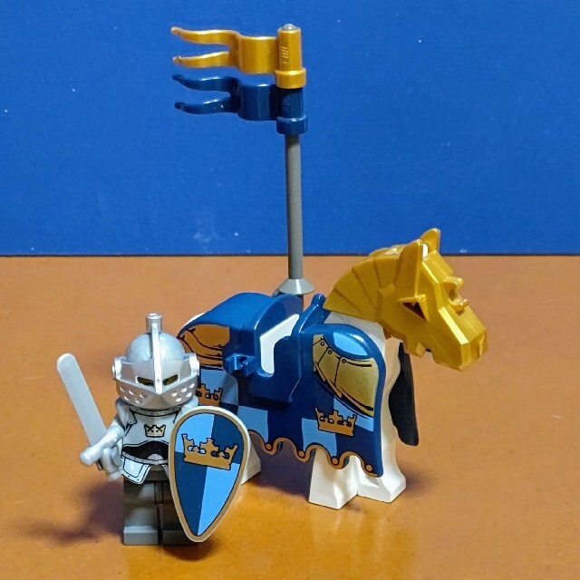 Lego(レゴ)のレゴ★キャッスル　ミニフィグ　シルバー　騎士&馬　フル装備　美品　人気　激レア エンタメ/ホビーのおもちゃ/ぬいぐるみ(キャラクターグッズ)の商品写真