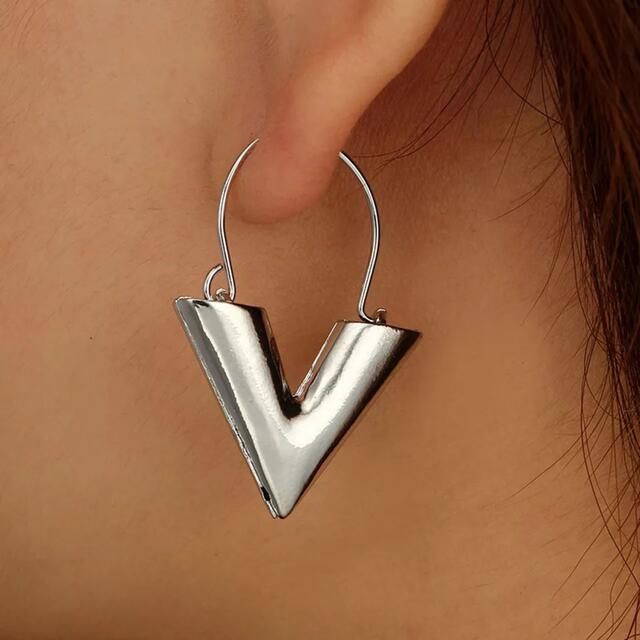 V  モチーフ フープピアスsilver レディースのアクセサリー(ピアス)の商品写真