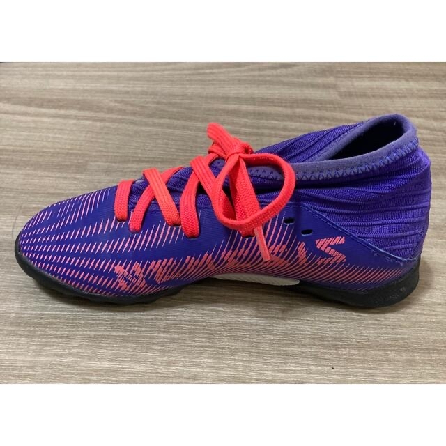 adidas(アディダス)のアディダス　サッカートレーニングシューズ　19.5cm スポーツ/アウトドアのサッカー/フットサル(シューズ)の商品写真