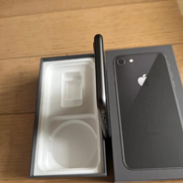 iPhone(アイフォーン)のiPhone 8 Space Gray 64 GB au SIMロック解除済 スマホ/家電/カメラのスマートフォン/携帯電話(スマートフォン本体)の商品写真