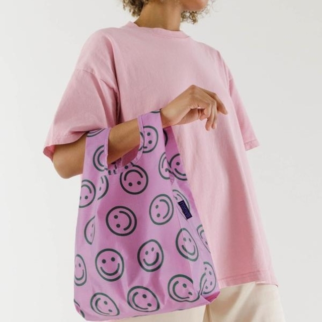 BAGGU(バグゥ)のBAGGU　エコバッグ　ベビー　Baby　ラズベリーハッピー　スマイル　新品 レディースのバッグ(エコバッグ)の商品写真