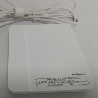 エヌティティドコモ(NTTdocomo)のドコモ　ワイヤレスチャージャー　P01(バッテリー/充電器)
