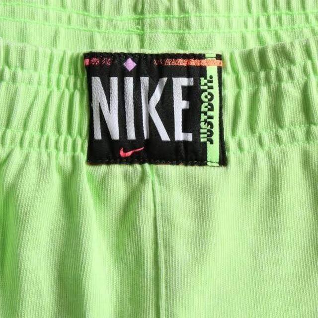 NIKE(ナイキ)の【新品】NIKE ナイキ 蛍光 ショートパンツ ハーフパンツ ショーツ レディースのパンツ(ショートパンツ)の商品写真