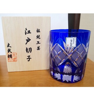 江戸絵切子    鶏の図瑠璃色グラス    伝統工芸品    大友健司作