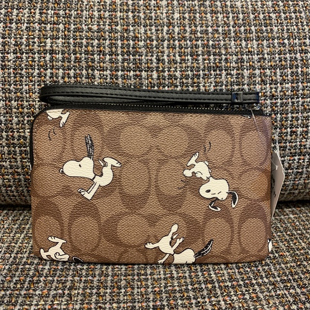 COACH(コーチ)の4589 コーチ　ポーチ　ブラウンシグネチャー×スヌーピーコラボ レディースのファッション小物(ポーチ)の商品写真