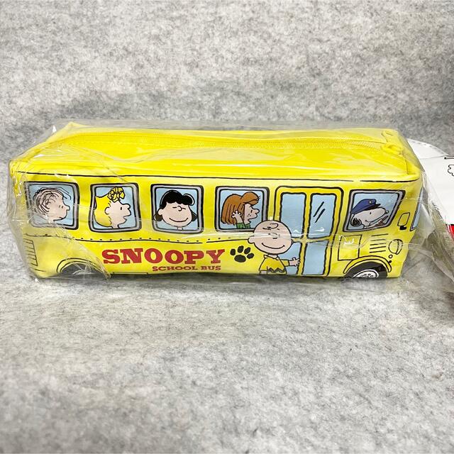 SNOOPY(スヌーピー)の【新品】スヌーピー スクールバス ポーチ ペンポーチ エンタメ/ホビーのおもちゃ/ぬいぐるみ(キャラクターグッズ)の商品写真