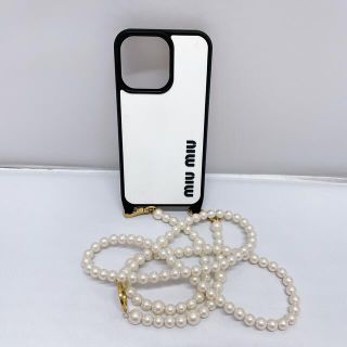 ミュウミュウ(miumiu)のmiumiu iPhone13Pro ケース　ラバー　フェイクパールストラップ(iPhoneケース)