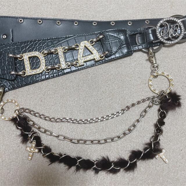 d.i.a(ダイア)のd.i.a.(ダイヤ) ファーチャーム　DIAロゴ　ムーンベルト レディースのファッション小物(ベルト)の商品写真