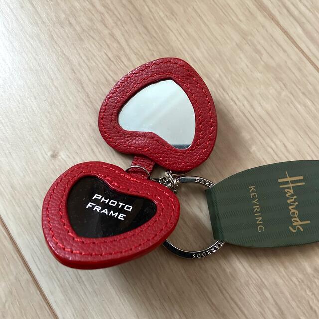 Harrods(ハロッズ)の【値下げ】ハロッズ　キーホルダー　ミラー付　ハート　Harrods レディースのファッション小物(キーホルダー)の商品写真