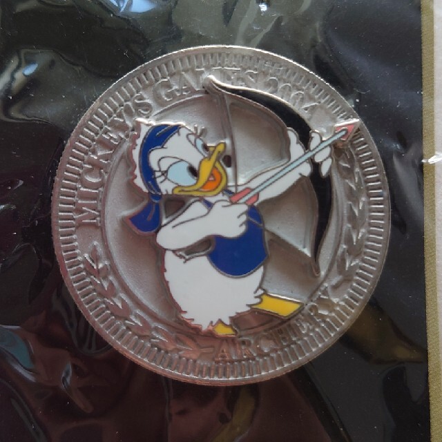 Disney(ディズニー)のMICKEY'S GAMES2004　銀メダル　ストアピンバッジ エンタメ/ホビーのアニメグッズ(バッジ/ピンバッジ)の商品写真