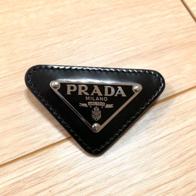 PRADA プラダ 三角ロゴ ブローチ トライアングル
