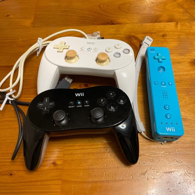 Wii(ウィー)のひろきち様専用！Wiiリモコン　コントローラ２つセット エンタメ/ホビーのゲームソフト/ゲーム機本体(家庭用ゲーム機本体)の商品写真