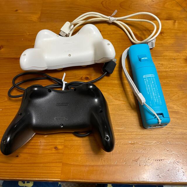 Wii(ウィー)のひろきち様専用！Wiiリモコン　コントローラ２つセット エンタメ/ホビーのゲームソフト/ゲーム機本体(家庭用ゲーム機本体)の商品写真