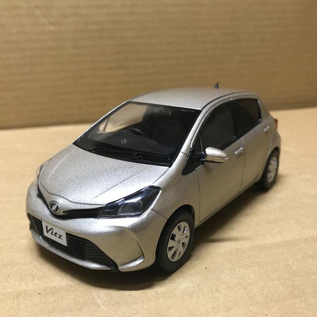 トヨタ 非売品 1/30 Vitz カラーサンプルミニカー メタリックベージュ | フリマアプリ ラクマ