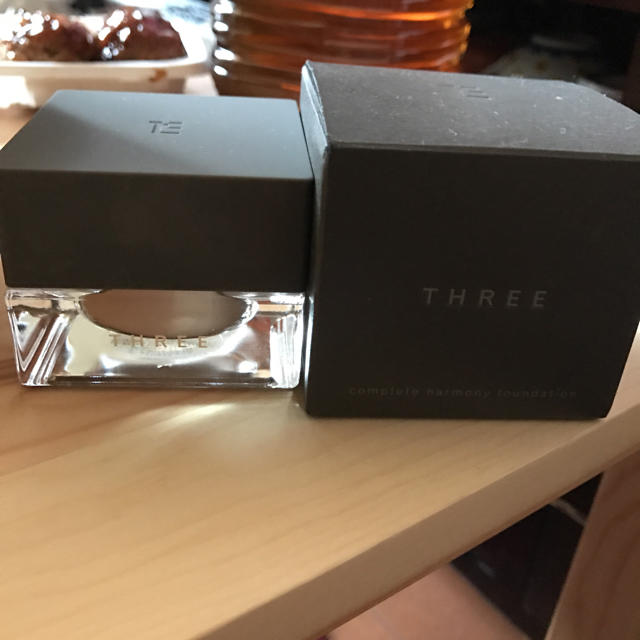 THREE(スリー)のTHREE コンプリートハーモニークリームファンデーション102 コスメ/美容のベースメイク/化粧品(ファンデーション)の商品写真