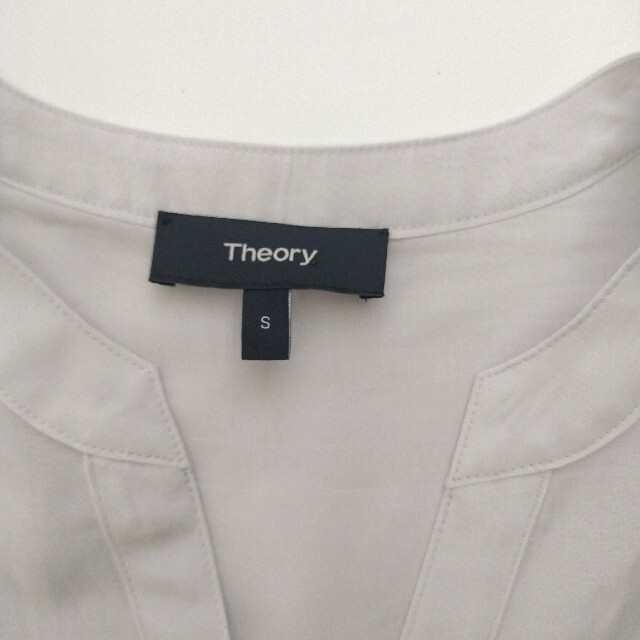 theory(セオリー)の◎美品 Theory スキッパーシャツ  ライトグレー　サイズS レディースのトップス(シャツ/ブラウス(半袖/袖なし))の商品写真