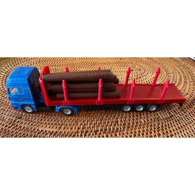 BorneLund(ボーネルンド)のSIKU ボーネルンド　　木材運搬用トラック エンタメ/ホビーのおもちゃ/ぬいぐるみ(ミニカー)の商品写真