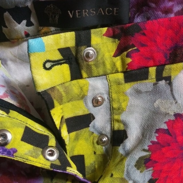 VERSACE(ヴェルサーチ)のVERSACE 草花柄パンツ レディースのパンツ(その他)の商品写真