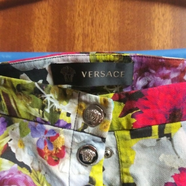 VERSACE(ヴェルサーチ)のVERSACE 草花柄パンツ レディースのパンツ(その他)の商品写真