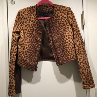 ビーシービージーマックスアズリア(BCBGMAXAZRIA)の【新品 BCBG 豹柄 ノーカラー ジャケット ライダース(ノーカラージャケット)