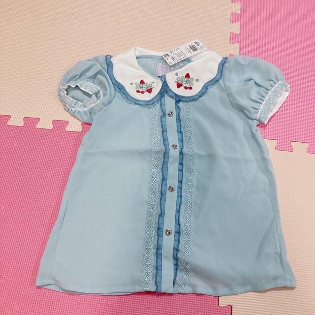 axes femme(アクシーズファム)のaxes femme kidsいちご刺繍ブラウス　ブルー キッズ/ベビー/マタニティのキッズ服女の子用(90cm~)(Tシャツ/カットソー)の商品写真