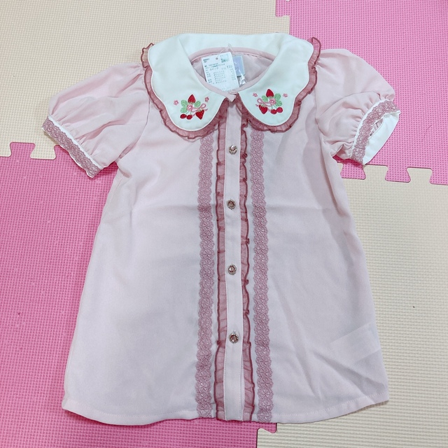 axes femme(アクシーズファム)のaxes femme kidsいちご刺繍ブラウス　ブルー キッズ/ベビー/マタニティのキッズ服女の子用(90cm~)(Tシャツ/カットソー)の商品写真