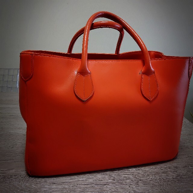 A4サイズ収納可能　トートバッグ　オレンジ　ネームタグ　キーチャーム付き レディースのバッグ(トートバッグ)の商品写真