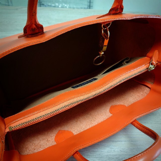 A4サイズ収納可能　トートバッグ　オレンジ　ネームタグ　キーチャーム付き レディースのバッグ(トートバッグ)の商品写真