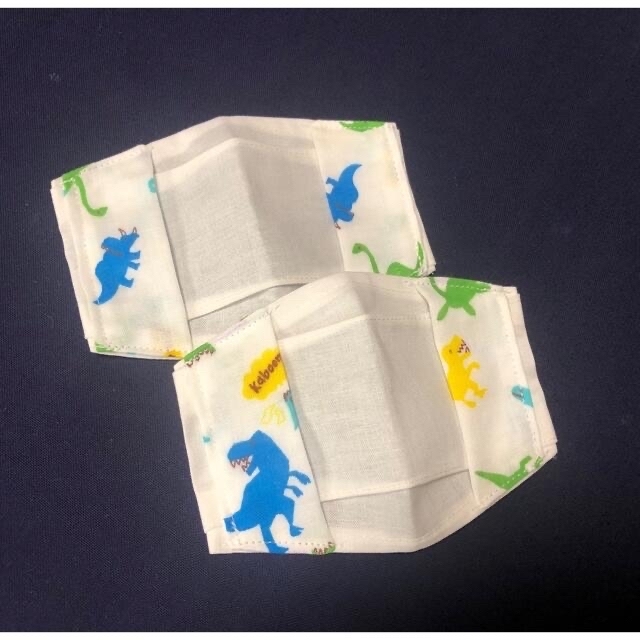 ⚽️子供用不織布マスクカバー　2枚セット　恐竜 ハンドメイドのキッズ/ベビー(外出用品)の商品写真