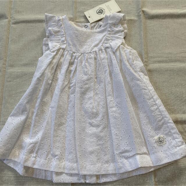 PETIT BATEAU(プチバトー)のプチバトー　肩フリルワンピース　ホワイト　新品12m キッズ/ベビー/マタニティのベビー服(~85cm)(ワンピース)の商品写真