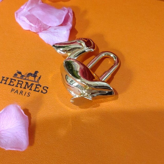 Hermes(エルメス)の値下げ❢HERMES♥レア物♥ペリカン　カデナ、チャーム レディースのアクセサリー(チャーム)の商品写真