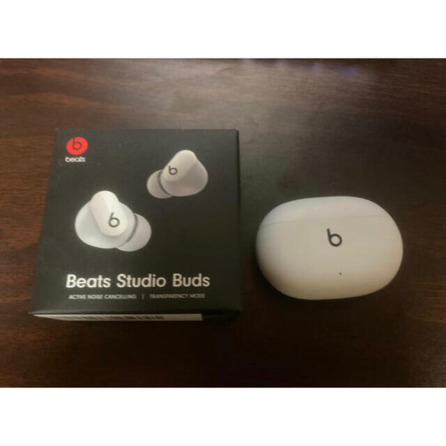 beats studio buds 左と本体