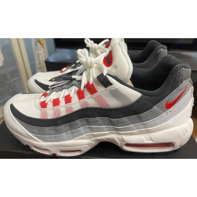 NIKE(ナイキ)の【新品未使用】NIKE AIR MAX 95 赤グラデ　30cm メンズの靴/シューズ(スニーカー)の商品写真