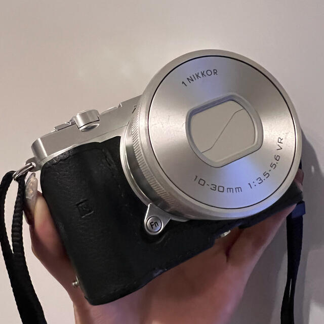 Nikon(ニコン)の【最終値下げ】Nikon 1 J5 Wレンズキット スマホ/家電/カメラのカメラ(ミラーレス一眼)の商品写真