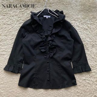 ナラカミーチェ(NARACAMICIE)のNARACAMICIE コットンストレッチ ハイカラー フリルブラウス ロゴ刺繍(シャツ/ブラウス(長袖/七分))