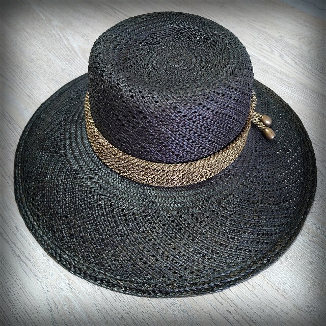 JENEVIEVE(ジュネヴィエーブ)のストローハット　麦わら帽子　ブラック　黒　女優帽 レディースの帽子(麦わら帽子/ストローハット)の商品写真