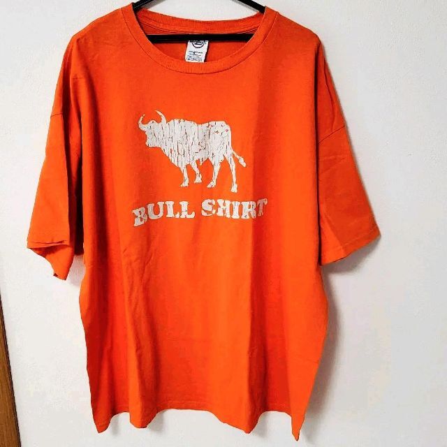 ブルシャツ！牛☆オレンジ　2XL XXL 古着 メンズのトップス(Tシャツ/カットソー(半袖/袖なし))の商品写真