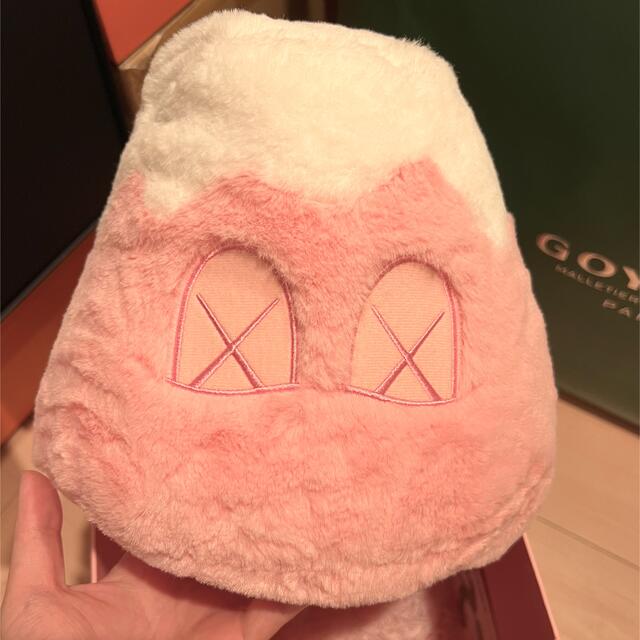 KAWS HOLIDAY Mount Fuji Plush ぬいぐるみ ピンクぬいぐるみ