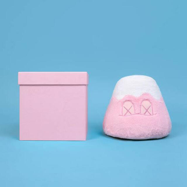 KAWS HOLIDAY Mount Fuji Plush ぬいぐるみ ピンク エンタメ/ホビーのおもちゃ/ぬいぐるみ(ぬいぐるみ)の商品写真