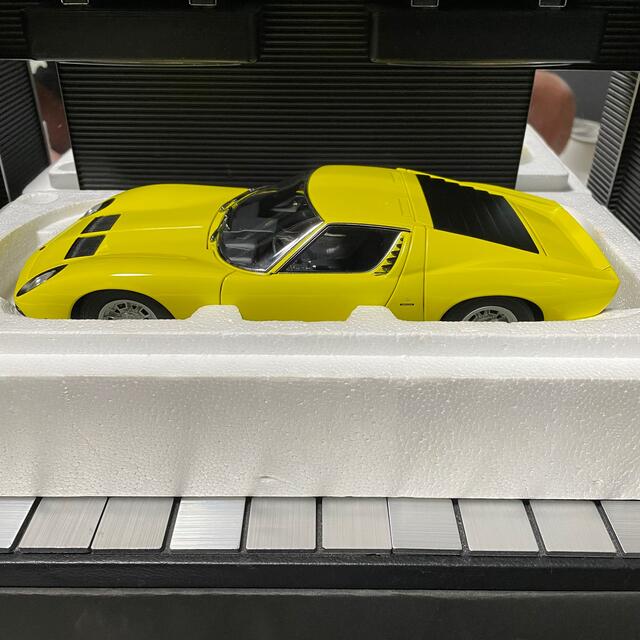 激レア色!絶版 未展示品 オートアート1/18ランボルギーニミウラP400