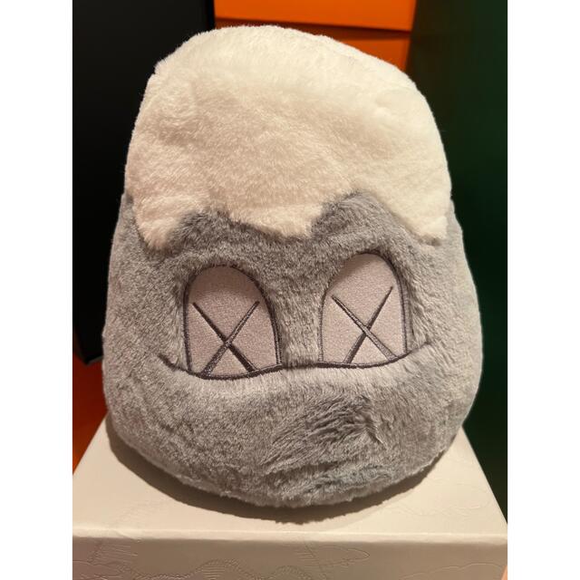 KAWS HOLIDAY Mount Fuji Plush ぬいぐるみ グレー