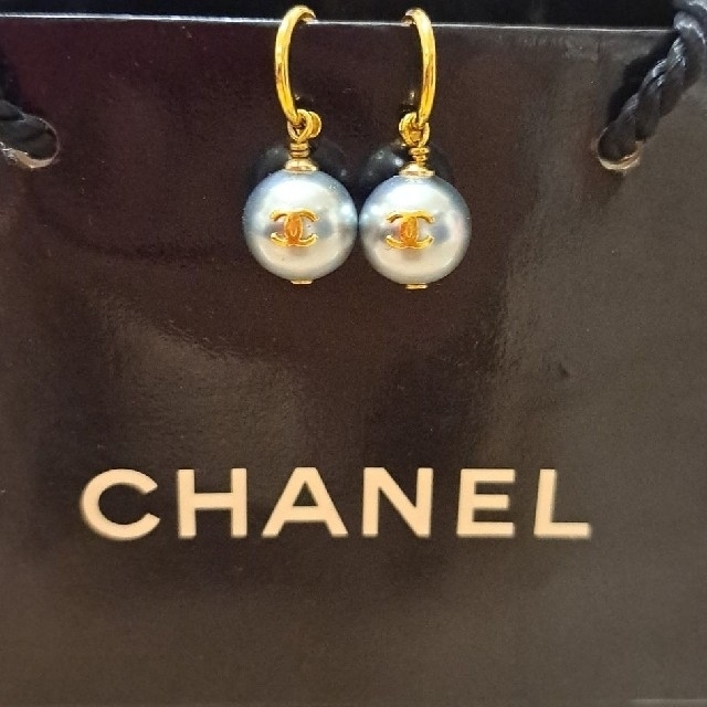 CHANEL シャネル パールピアス 両耳 出産祝いなども豊富 シャネル❤️2018xmas限定❤️3Dリボンロゴ❤️揺れるピアス