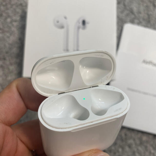 Apple(アップル)のApple AirPods 第2世代　正規品　箱付き　説明書あり スマホ/家電/カメラのオーディオ機器(ヘッドフォン/イヤフォン)の商品写真